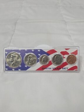 1997 Birth Year 5 Coin Set USA Flag Themed Uncirculated Plastic Case T9